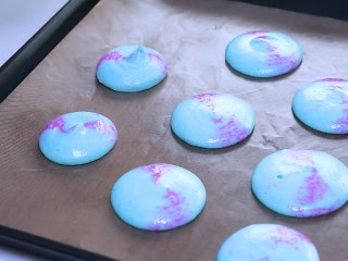 11、巧克力马卡龙,将面糊挤入铺有油纸的看盘中