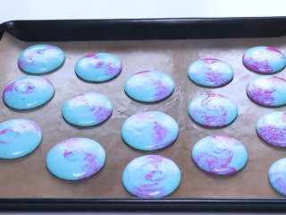 12、巧克力马卡龙,再轻振两下,振出气泡后放置面糊表皮不粘手,大约需要等待30分钟。