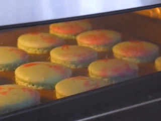 13、巧克力马卡龙,接下来加马卡龙放入预热后的烤箱中160度 烘烤15-18分钟。烤箱一定要提前预热哦。