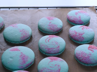 14、巧克力马卡龙,烘烤完成后,将烤箱断电,慢慢开烤箱门,让马卡龙在烤箱里放3分钟后再取出。这样可以避免温度骤降导致空心。