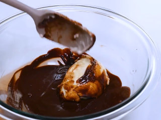 16、巧克力马卡龙,再加入60g奶油奶酪混合均匀后装入裱花袋中。