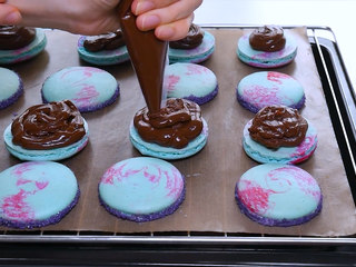 17、巧克力马卡龙,将调配好的巧克力挤入一片马卡龙中,然后取另一片马卡龙重叠!