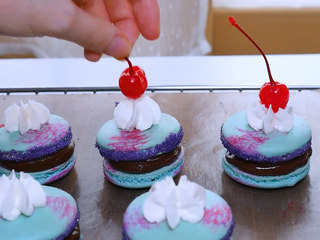 18、巧克力马卡龙,最后就是装饰的部分啦,我用了奶油和樱桃。如果想保存之后食用,其实也可以这一步骤。