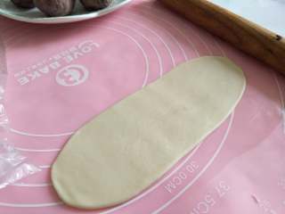 8、酥掉渣的蛋黄酥，月饼季做起来,翻面，擀长。