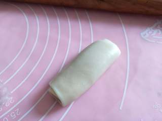 11、酥掉渣的蛋黄酥，月饼季做起来,取第一个，光面朝上压扁。