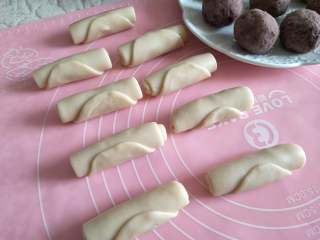 10、酥掉渣的蛋黄酥，月饼季做起来,全部制作完成后，静置15分钟。