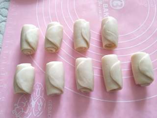 15、酥掉渣的蛋黄酥，月饼季做起来,重复以上步骤，全部制作完后，醒10分钟左右。