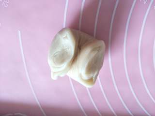 16、酥掉渣的蛋黄酥，月饼季做起来,取第一个对折，压扁。