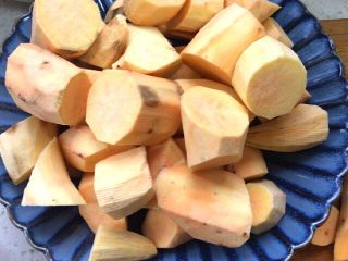 1、炸红薯丸子,红薯洗净，去皮，切块，上锅蒸熟