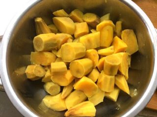 2、炸红薯丸子,取出倒入容器中