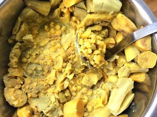 3、炸红薯丸子,压成泥状