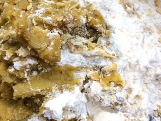 4、炸红薯丸子,放少许糖粉，分次加入面粉，加到软硬合适即可，丸子的面要和软一点