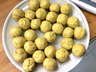 6、炸红薯丸子,醒好后，做成大小均匀的丸子
