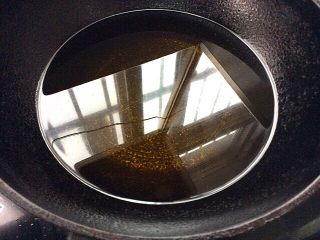 7、炸红薯丸子,起锅，倒入适量的油烧至四成热