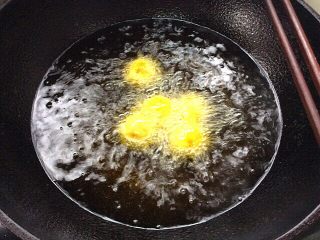 8、炸红薯丸子,下入丸子，小火炸