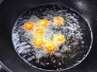 9、炸红薯丸子,炸至金黄色捞出