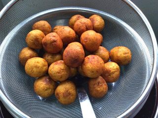 10、炸红薯丸子,全部炸好