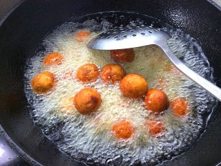 11、炸红薯丸子,油烧热，二次复炸一遍