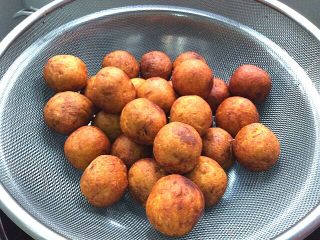 12、炸红薯丸子,捞出控油