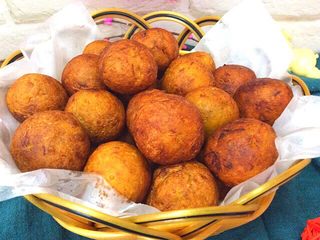 13、炸红薯丸子,在放一张油纸，吸一下油，