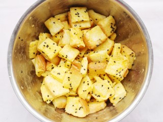 8、超好吃的蛋烤吐司块,充分搅拌均匀。