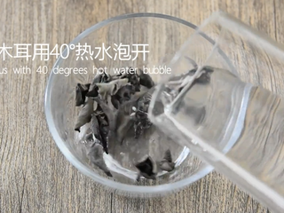 1、一学就会的“鱼香肉丝”做法,黑木耳用40°热水泡开