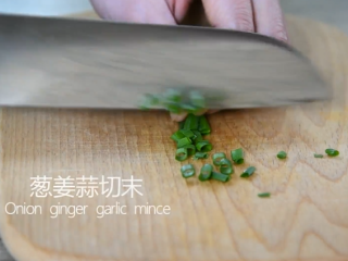 6、一学就会的“鱼香肉丝”做法,葱姜蒜切末