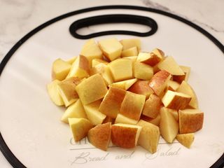 2、苹果小米粥,苹果洗净后切成小块备用。