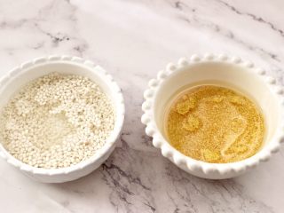 3、苹果小米粥,把小米和糯米，用清水冲洗干净后浸泡10分钟。