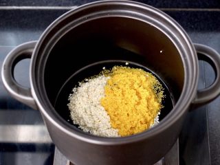 4、苹果小米粥,把洗净浸泡好的小米和糯米，倒入砂锅里。
