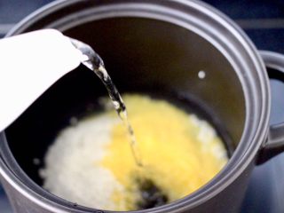 5、苹果小米粥,这个时候加入足够的清水。