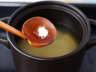 6、苹果小米粥,放入食用碱。
