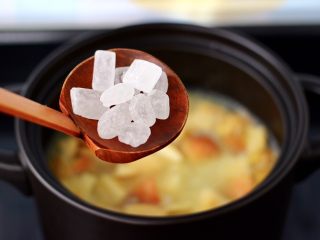 11、苹果小米粥,再加入冰糖调味。