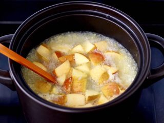 10、苹果小米粥,加入切块的苹果。