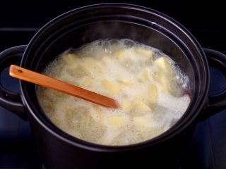 12、苹果小米粥,待苹果变软，冰糖全部融化后。