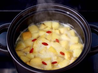 13、苹果小米粥,撒上枸杞即可关火。