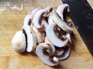 4、荷塘月色—时蔬小炒,蘑菇也切片。