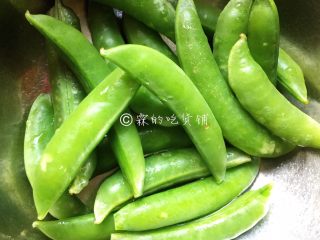 5、荷塘月色—时蔬小炒,甜点，去掉头部的梗后洗净（甜豆也可以换成荷兰豆等。）
