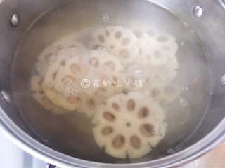 8、荷塘月色—时蔬小炒,根据不同食材，汆烫时间灵活变化，捞出后沥干水分。