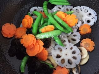 10、荷塘月色—时蔬小炒,然后把所有食材都倒入。