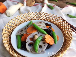 13、荷塘月色—时蔬小炒,出锅装盘。