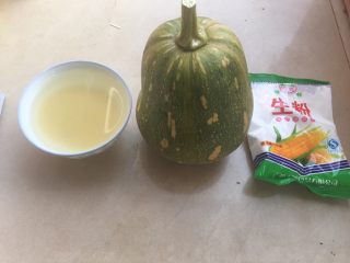 1、宝宝辅食—南瓜小米糕,准备好食材，我的南瓜是小小的，自己种的