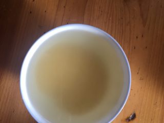 2、宝宝辅食—南瓜小米糕,提前两小时将小米泡好，等小米完全涨开，到时煲比较方便