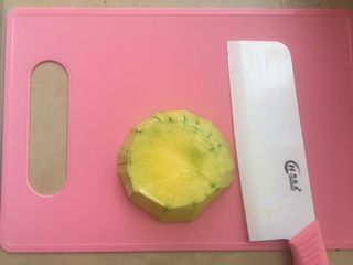 3、宝宝辅食—南瓜小米糕,小米泡发的时间我们就可以来处理南瓜，去100g南瓜，去皮