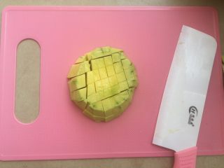 4、宝宝辅食—南瓜小米糕,然后把南瓜切成小块，到时方便蒸