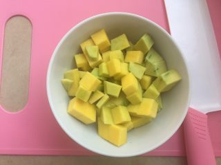 5、宝宝辅食—南瓜小米糕,放到碗里，然后上锅蒸15—20分钟