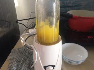 7、宝宝辅食—南瓜小米糕,南瓜放入料理机打成泥