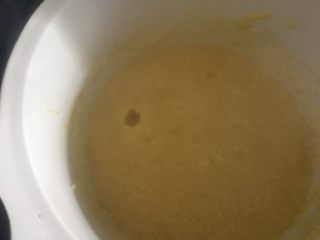 8、宝宝辅食—南瓜小米糕,将南瓜泥倒入煮好的小米粥中，搅匀煮开即可