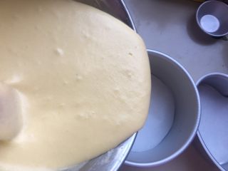 11、宝宝辅食—南瓜小米糕,将煮好的粥倒出，放到常温备用