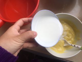 10、宝宝辅食—南瓜小米糕,将调好的面粉水加入放凉的南瓜小米粥内